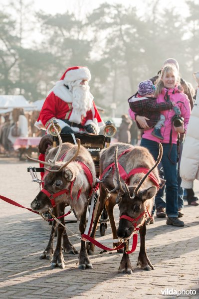 Kerstman en ingespannen rendieren