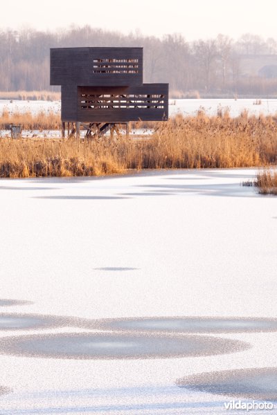 Vogelkijkhut aan bevroren meer