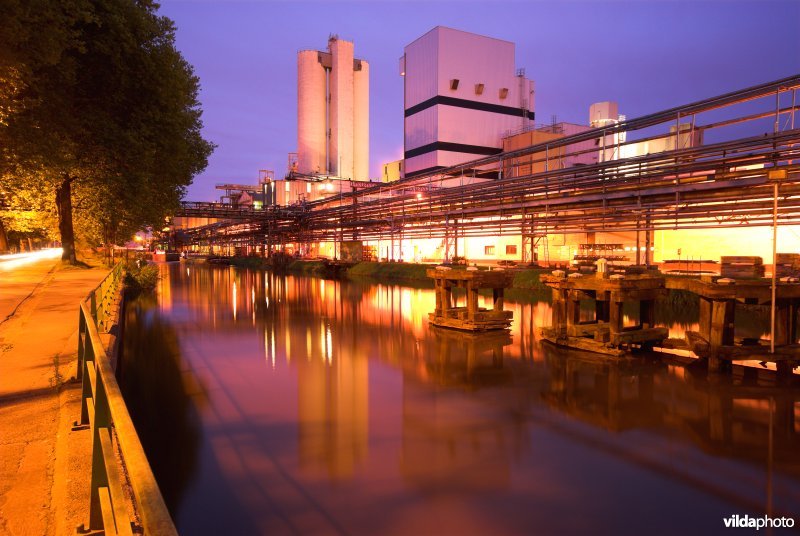 Industrie langs de Dender tijdens de nacht