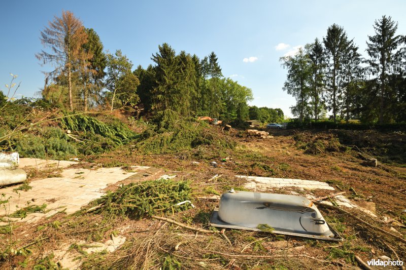 Afbraak van weekendverblijf langs de Grote Nete