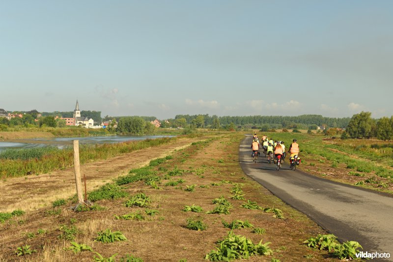 Fietsers langs de Schelde in Wijmeers