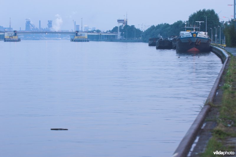 Industrie langs het Kanaal Gent-Terneuzen