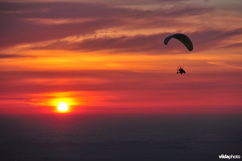 Paramotorist en zonsopgang 
