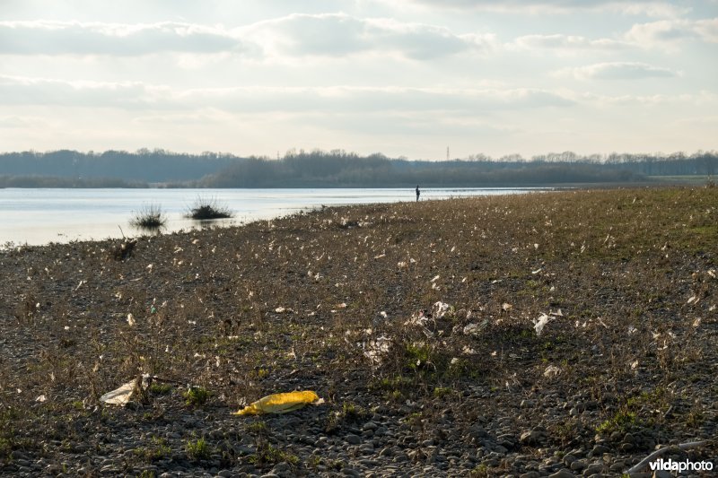 Afval na het wegtrekken van hoogwater