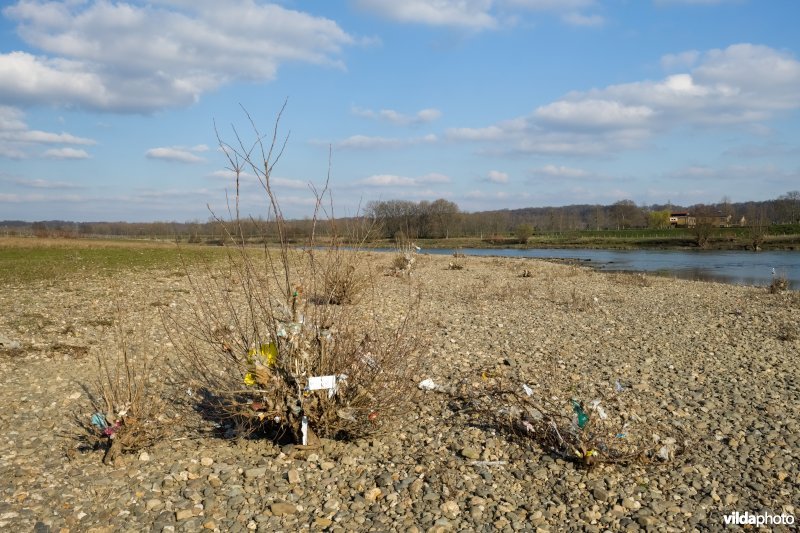Afval na het wegtrekken van hoogwater