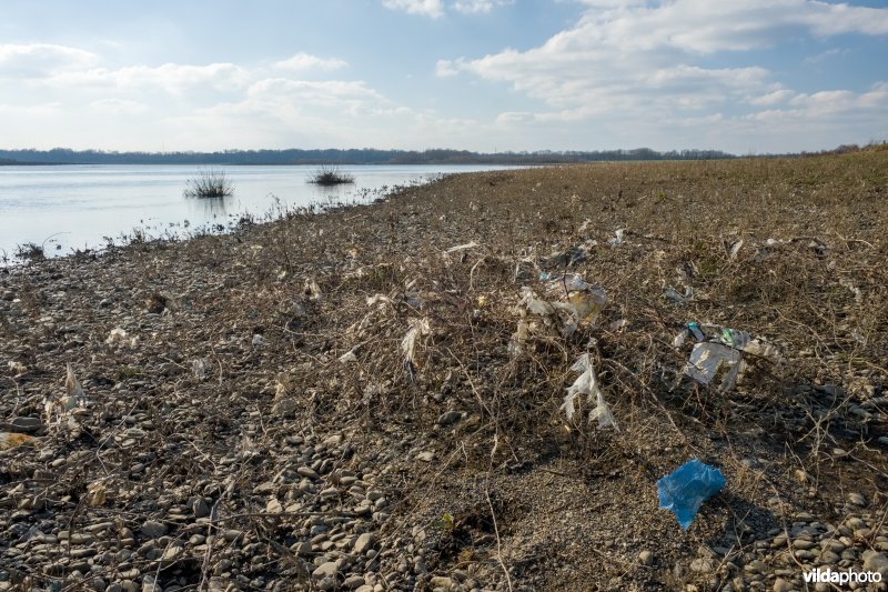 Afval na het wegtrekken van hoogwater