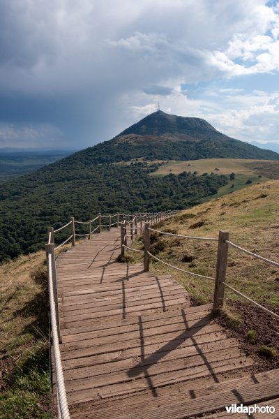 Wandelpad op Puy de Pariou met zicht op Puy de Dôme