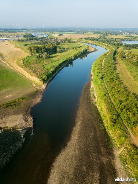 Droogvallende grindzones in de Maas