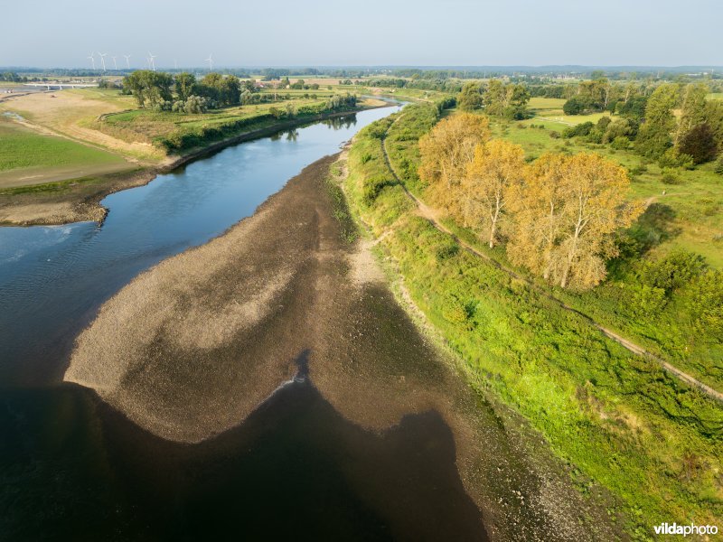 Droogvallende grindzones in de Maas