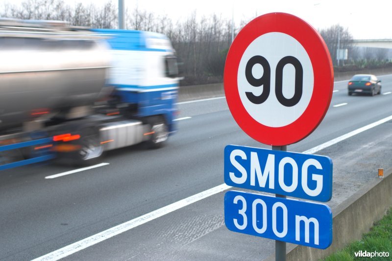 Verkeersbord: gevaar van smog