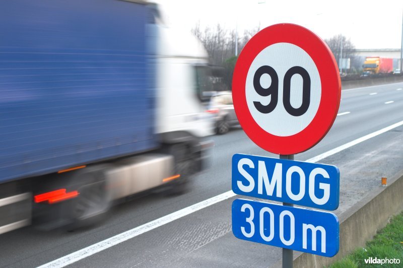 Verkeersbord: gevaar van smog