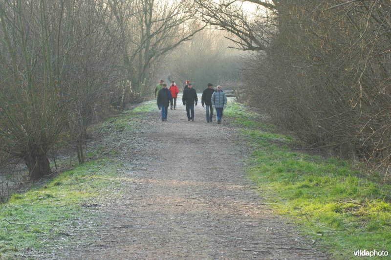 Wandelaars op de oude spoorwegberm