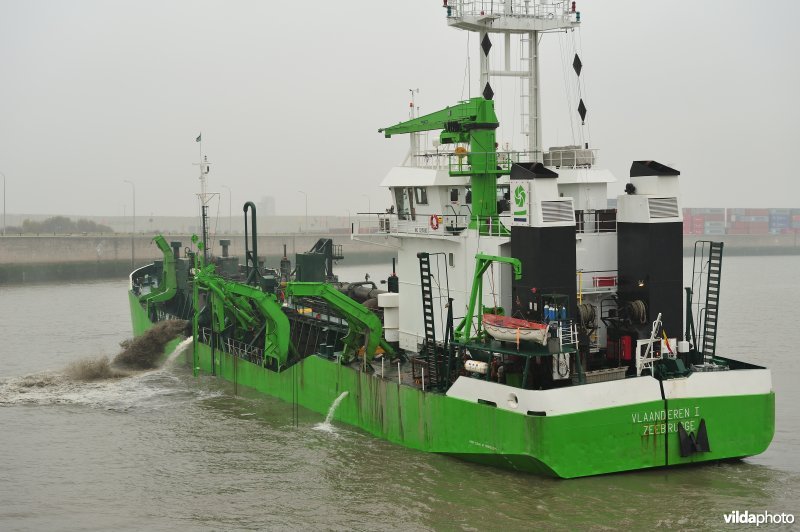 Baggerboot op de Schelde