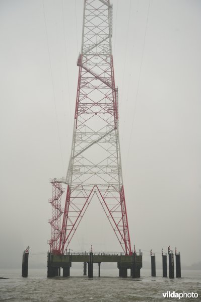 Hoogspanningsmast langs de Schelde