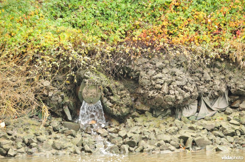 Schelde met overstort en steenkorven