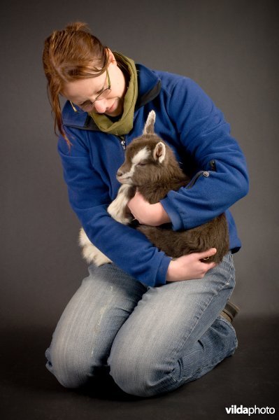 Vrouw met jonge Toggenburger geit