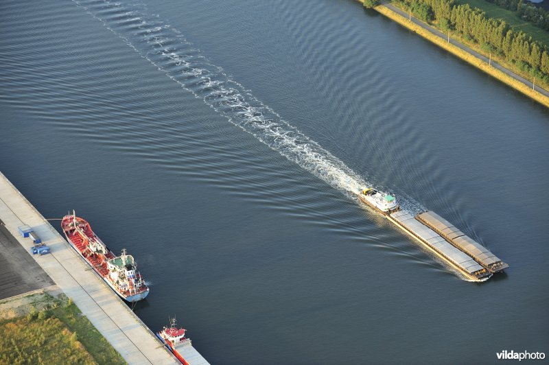 Vrachtboot op kanaal