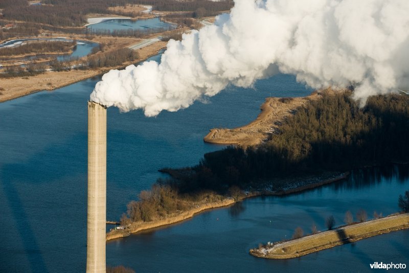 Luchtfoto van rokende schoorstenen van de Amercentrale bij Geertruidenberg