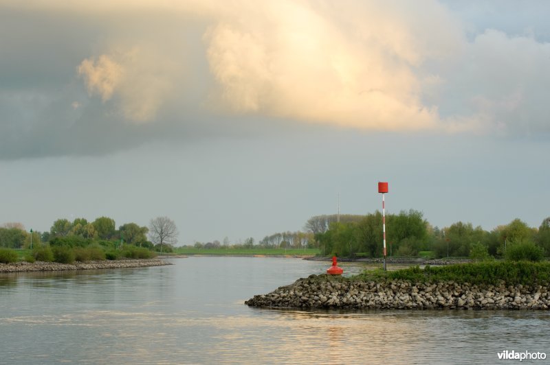 De rivier de IJssel ter hoogte van de Vaalwaard, Ellecom, Nederland