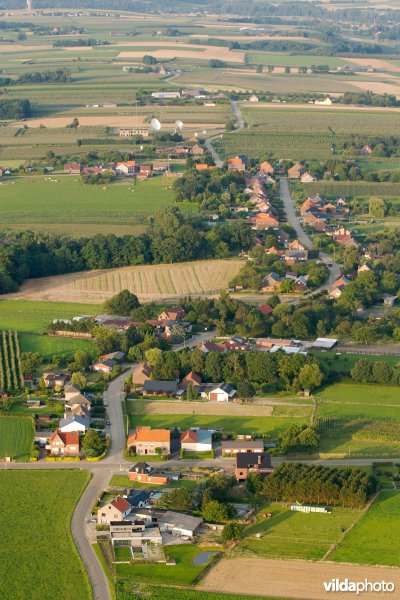 Lintbebouwing langs een slingerende weg