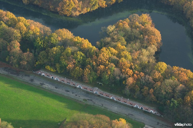 Hoofdfrontgebouw en capponière  van Fort 4