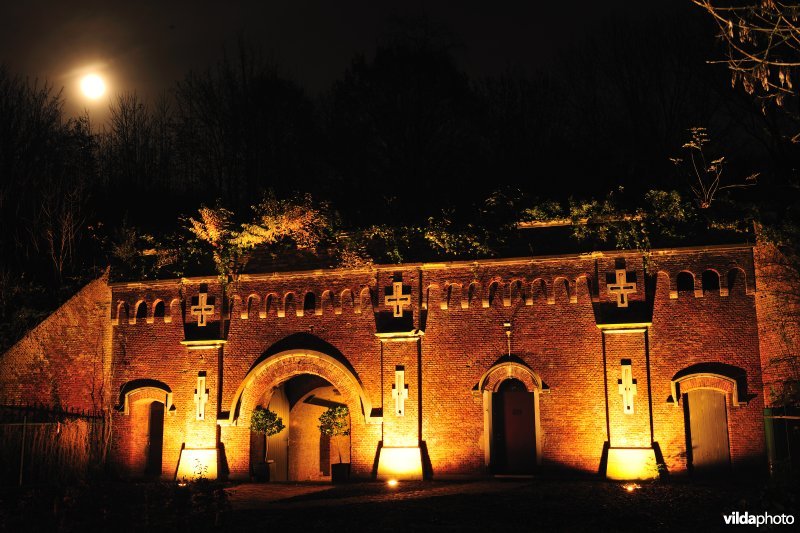 Halve capponière van Fort 8 met volle maan