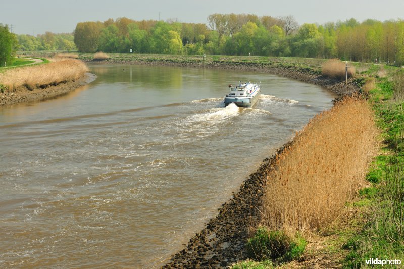 Vrachtboot op de beneden-Nete