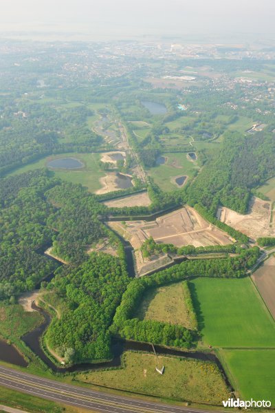 Fort De Roovere met liniewal naar Fort Pinssen