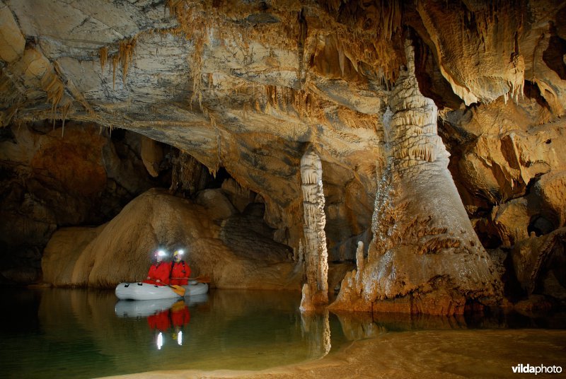 Speleologen in een karstgrot