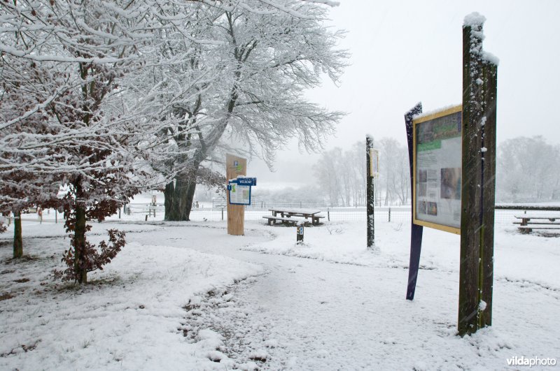 Informatieborden op winterse parking