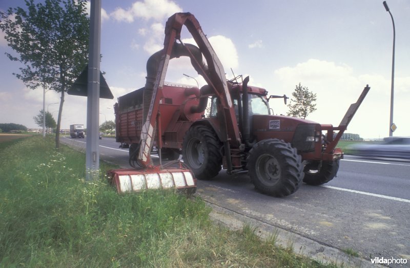 Maaien van wegberm op de N43