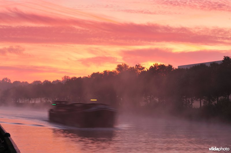 Vrachtboot op de Leie