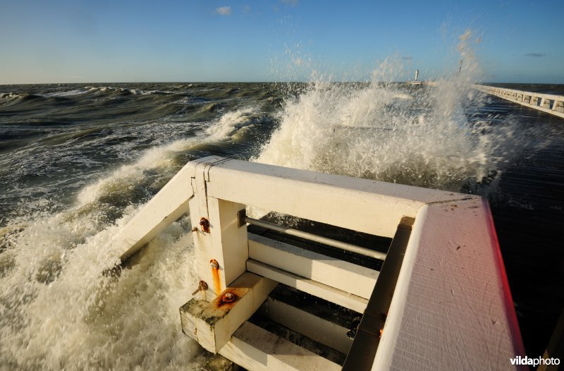 Springtij aan westerstaketsel te Nieuwpoort