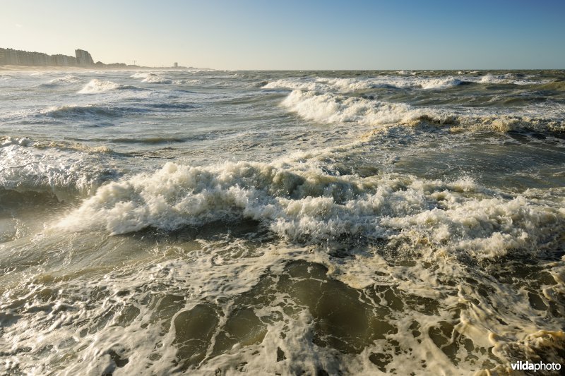 Woelige zee te Nieuwpoort