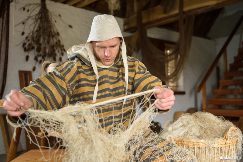 Reënactement in de Middeleeuwse vissershuisjes van Walraversijde