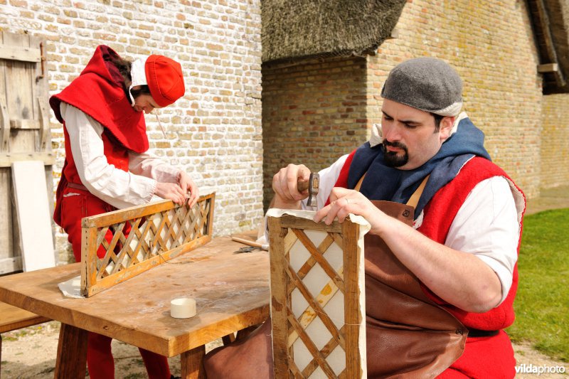 Reënactement in de Middeleeuwse vissershuisjes van Walraversijde