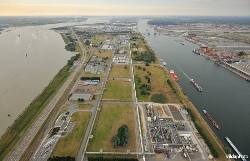 Kanaaldok in de haven van Antwerpen