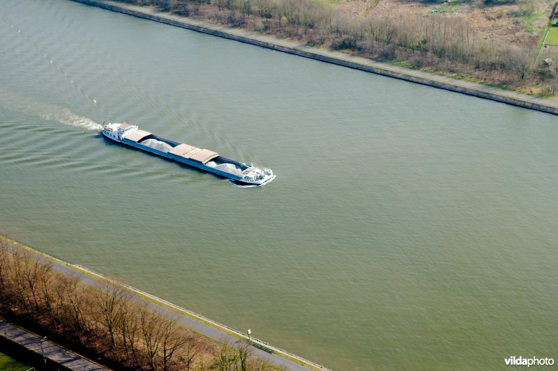 Binnenvaartschip op het Albertkanaal