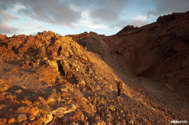 Wandelaar in vulkaankrater