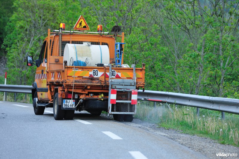 Herbiciden sproeien in de wegberm