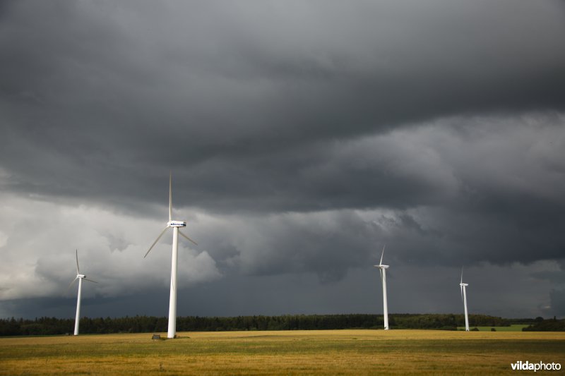 Windturbines onder een dreigende lucht