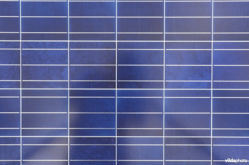 Zonnepanelen op een dak