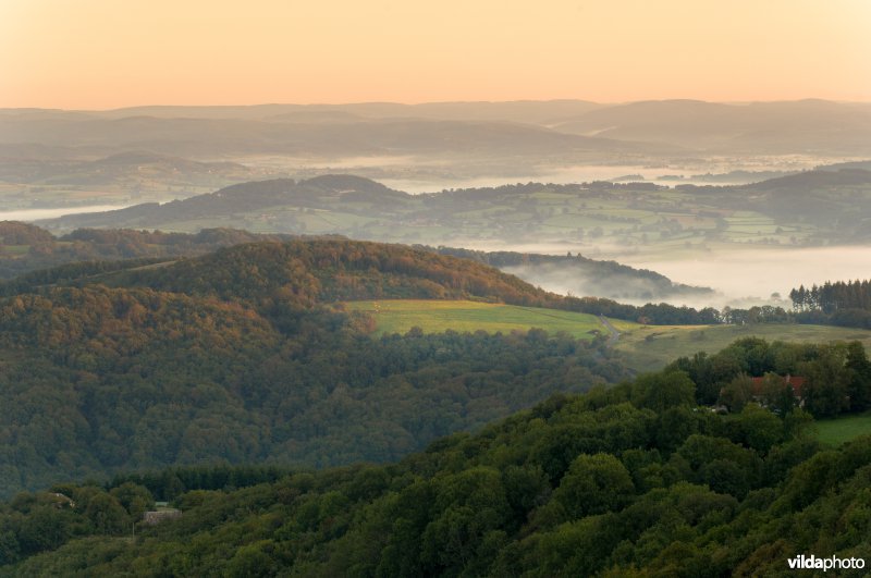 Ochtendnevels over kleinschalig cultuurlandschap in de Morvan