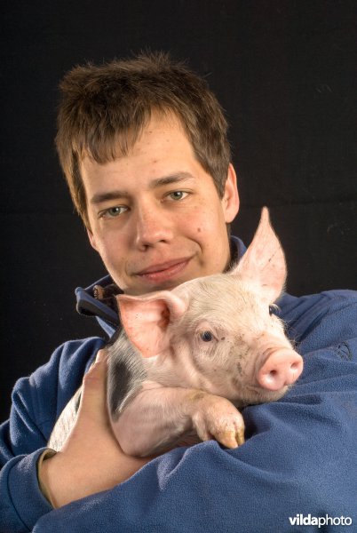 Studioportret van verzorger met een Yorkshire big