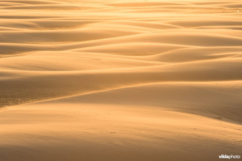 Stuivend zand op strand